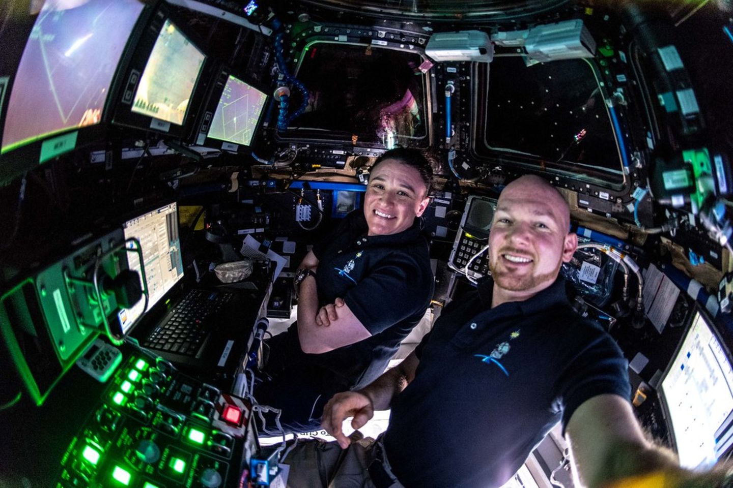 Mehr als 370 wissenschaftliche Experimente führt das Team um Alexander Gerst im Lauf der „Horizons“-Mission 2018 durch. Gemeinsam mit der NASA-Astronautin Serena Auñon-Chancellor nimmt der Deutsche für den Betrieb an Bord einen Raumfrachter in Empfang: Das sekundengenaue Andockmanöver mithilfe des Roboterarms der Station haben beide jahrelang vorher eingeübt.