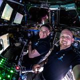 Mehr als 370 wissenschaftliche Experimente führt das Team um Alexander Gerst im Lauf der „Horizons“-Mission 2018 durch. Gemeinsam mit der NASA-Astronautin Serena Auñon-Chancellor nimmt der Deutsche für den Betrieb an Bord einen Raumfrachter in Empfang: Das sekundengenaue Andockmanöver mithilfe des Roboterarms der Station haben beide jahrelang vorher eingeübt.