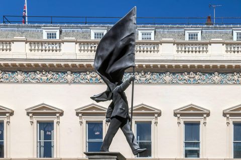 Ein marschierender Mann mit wehender Flagge im Gesicht ist wohl die neueste Statue von Banksy
