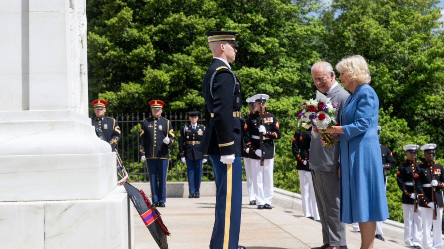 Charles III. und Camilla bei der Kranzniederlegung