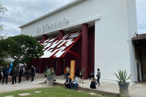 Wenige Tage vor Beginn hat die Kunstbiennale in Venedig keine Jury mehr. (Archivbild) Foto: Robert Messer/dpa