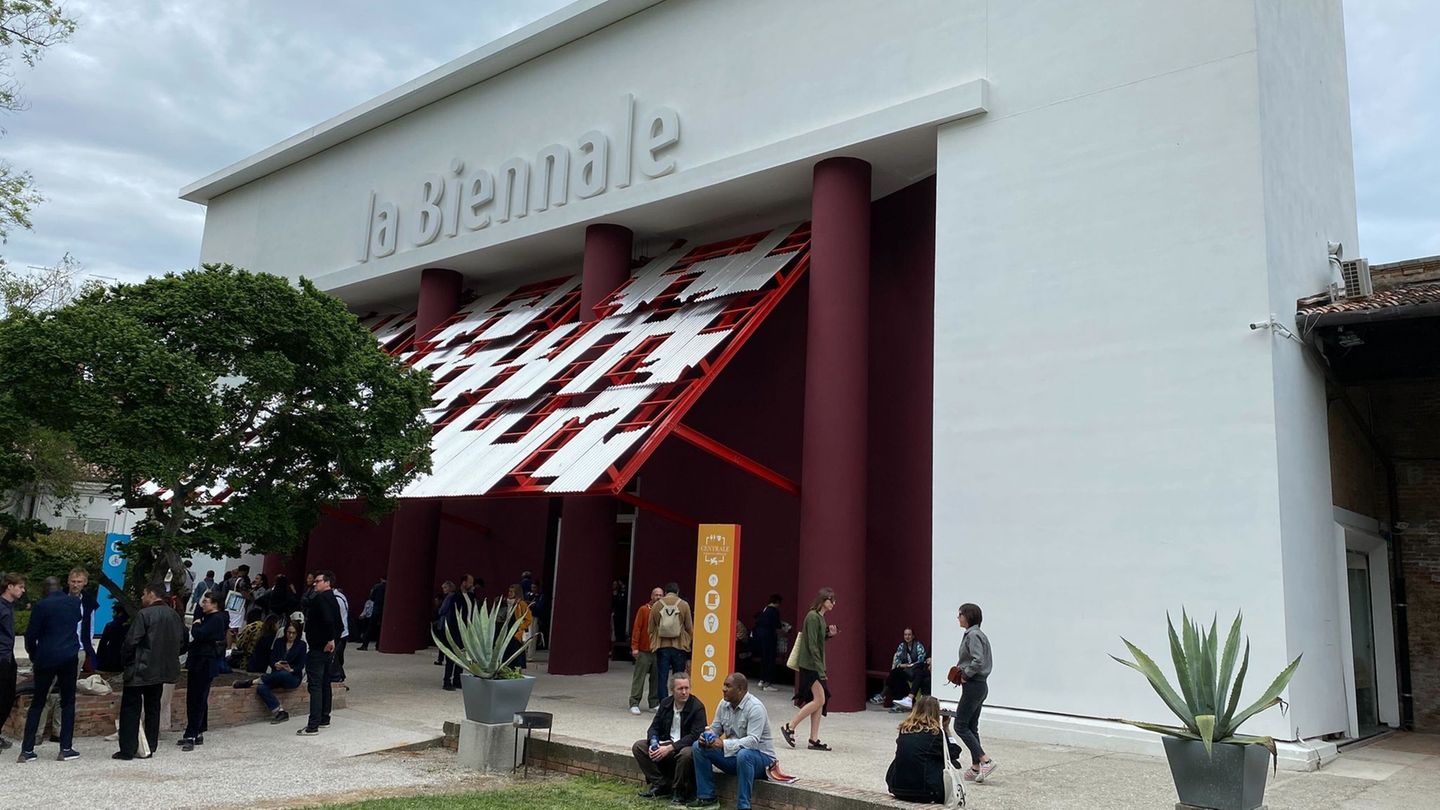 Wenige Tage vor Beginn hat die Kunstbiennale in Venedig keine Jury mehr. (Archivbild) Foto: Robert Messer/dpa