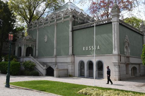 Ein Mann geht am Pavillon von Russland auf der Kunstbiennale in Venedig vorbei