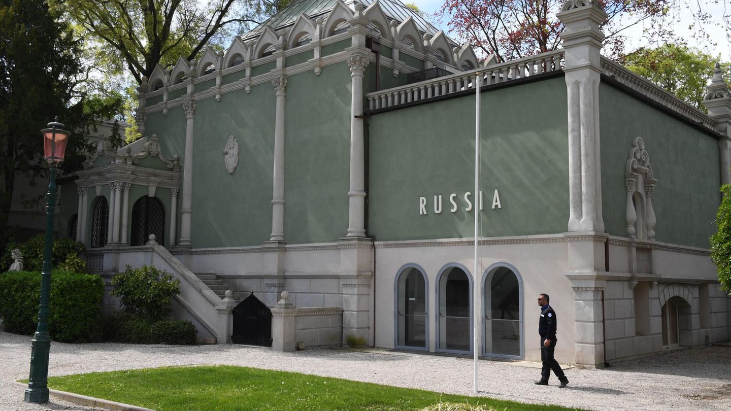 Streit um Russland: Kunstbiennale-Jury tritt geschlossen zurück