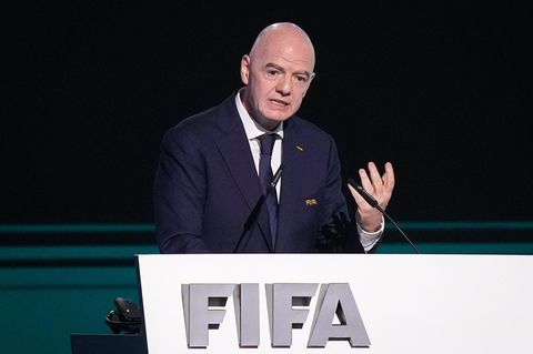 Fifa-Präsident Gianni Infantino hält eine Rede und gestikuliert dabei