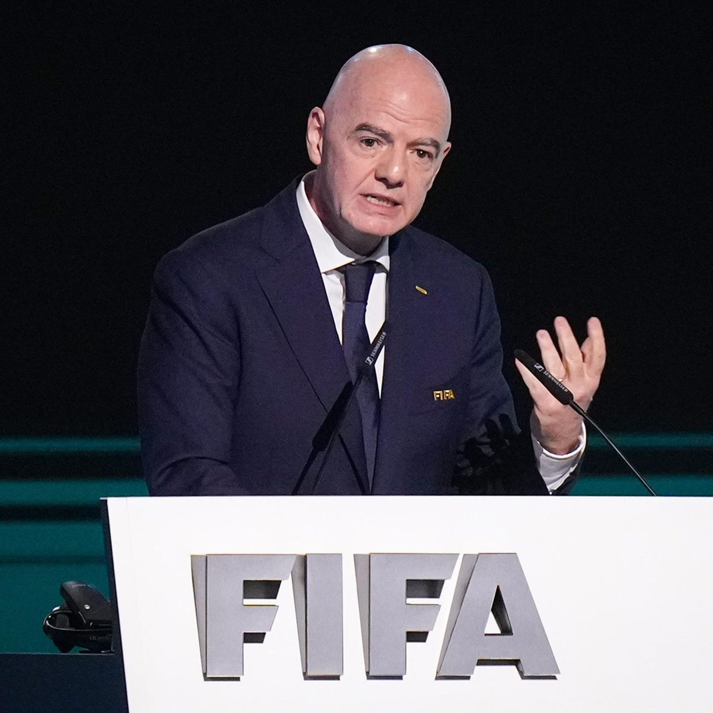 Fifa-Präsident Gianni Infantino hält eine Rede und gestikuliert dabei