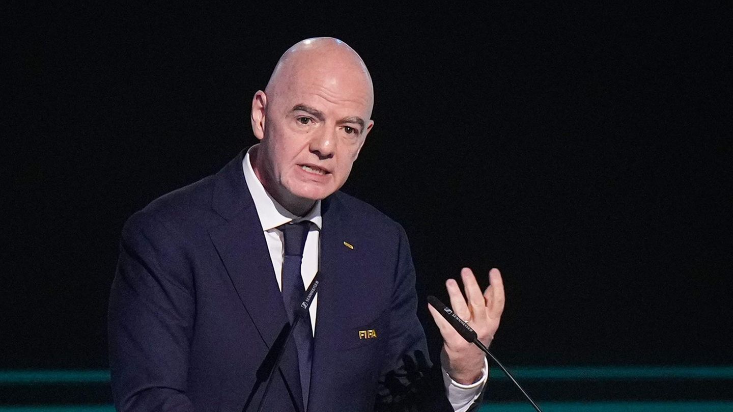 Fifa-Präsident Gianni Infantino hält eine Rede und gestikuliert dabei