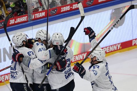 Diesmal jubeln die Adler: Mannheim erzwingt ein fünftes DEL-Finale Foto: Andreas Gora/dpa