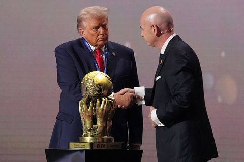 Donald Trump überlasst Gianni Infantino die Entscheidung über eine WM-Teilnahme des Iran. (Archivbild) Foto: Jacquelyn Martin/AP