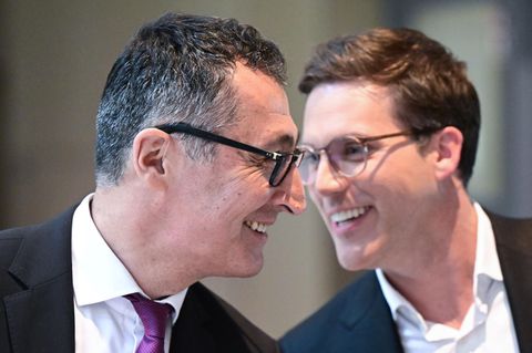 Die beiden Verhandlungsführer der Koalitionsverhandlungen in Baden-Württemberg, Cem Özdemir (l., Bündnis 90/Die Grünen) und Manuel Hagel (CDU)