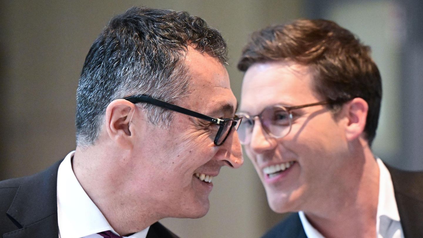 Die beiden Verhandlungsführer der Koalitionsverhandlungen in Baden-Württemberg, Cem Özdemir (l., Bündnis 90/Die Grünen) und Manuel Hagel (CDU)