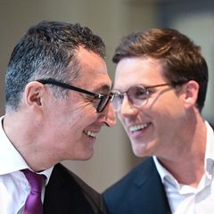 Die beiden Verhandlungsführer der Koalitionsverhandlungen in Baden-Württemberg, Cem Özdemir (l., Bündnis 90/Die Grünen) und Manuel Hagel (CDU)