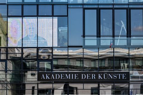 Die Akademie der Künste hat Teile eines Grass-Manuskripts erworben. (Archivbild) Foto: Britta Pedersen/dpa
