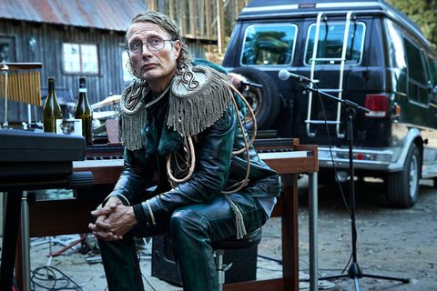Der unter einer Identitätsstörung leidende Manfred (Mads Mikkelsen) lebt in seiner ganz eigenen Welt.