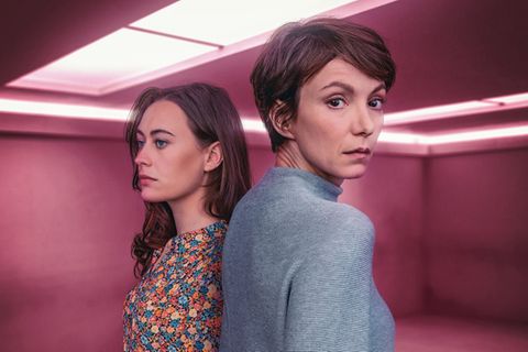 Psychoduell in Pink: Anna Lobrecht (Mercedes Müller, links) eine notorische Lügnerin und ehemalige Patientin, wird von der forensischen Psychiaterin Dr. Karla Eckhardt (Julia Koschitz) befragt. Hat sie tatsächlich, wie sie sagt, ihren ehemaligen – übergriffigen – Therapeuten erschlagen?