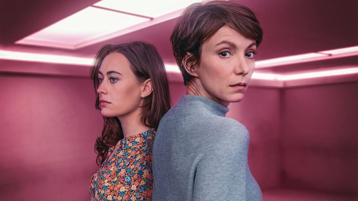 Psychoduell in Pink: Anna Lobrecht (Mercedes Müller, links) eine notorische Lügnerin und ehemalige Patientin, wird von der forensischen Psychiaterin Dr. Karla Eckhardt (Julia Koschitz) befragt. Hat sie tatsächlich, wie sie sagt, ihren ehemaligen – übergriffigen – Therapeuten erschlagen?