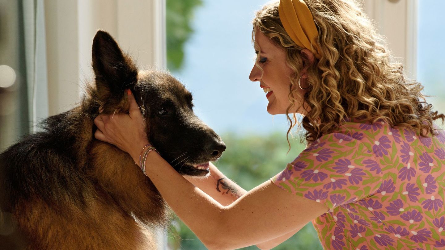 Nicht nur Praxishilfe Mandy Petersen (Morgane Ferru) hat den Hund eines Patienten ins Herz geschlossen.