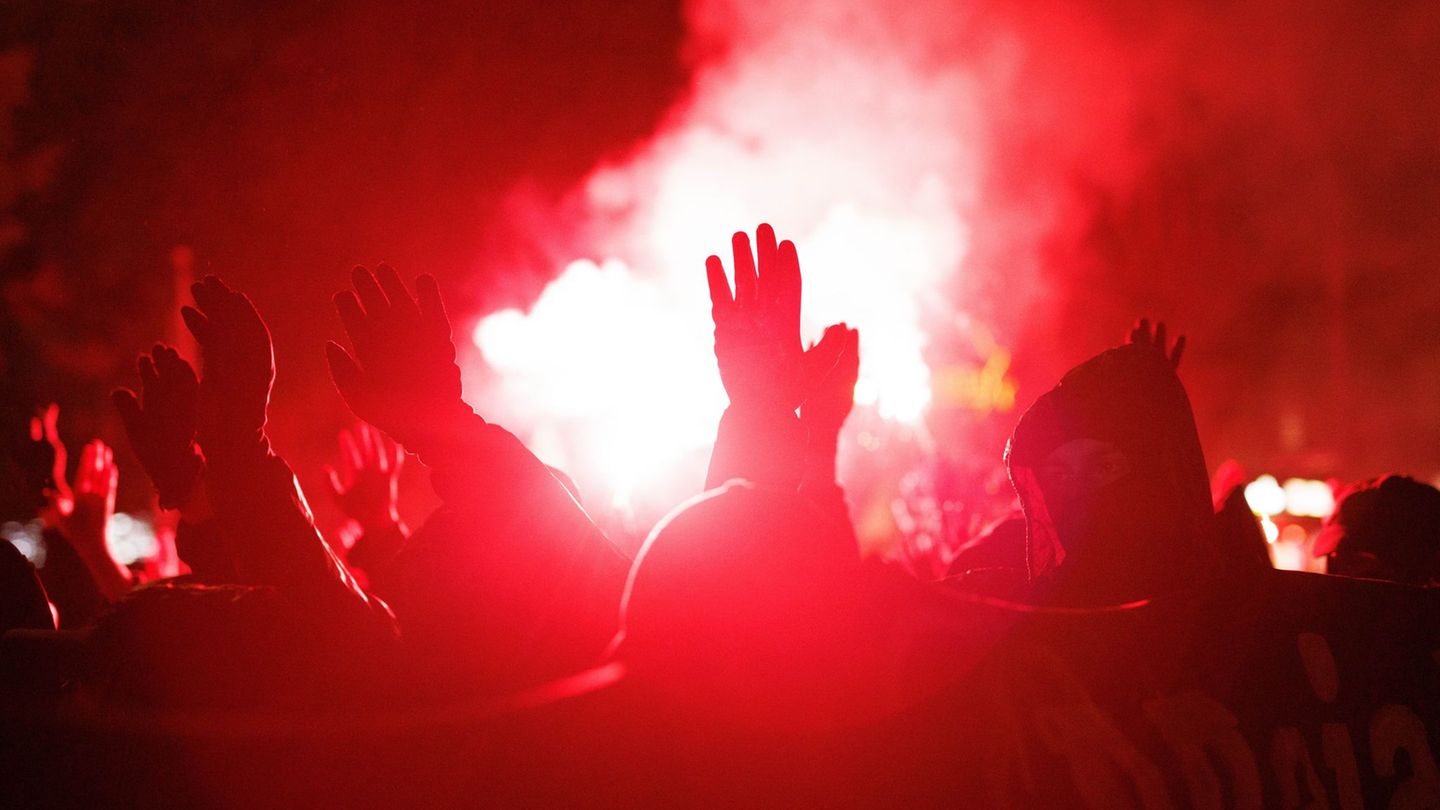 Vor dem 1. Mai: Rund 2.600 Menschen bei Frauen-Demo zur Walpurgisnacht