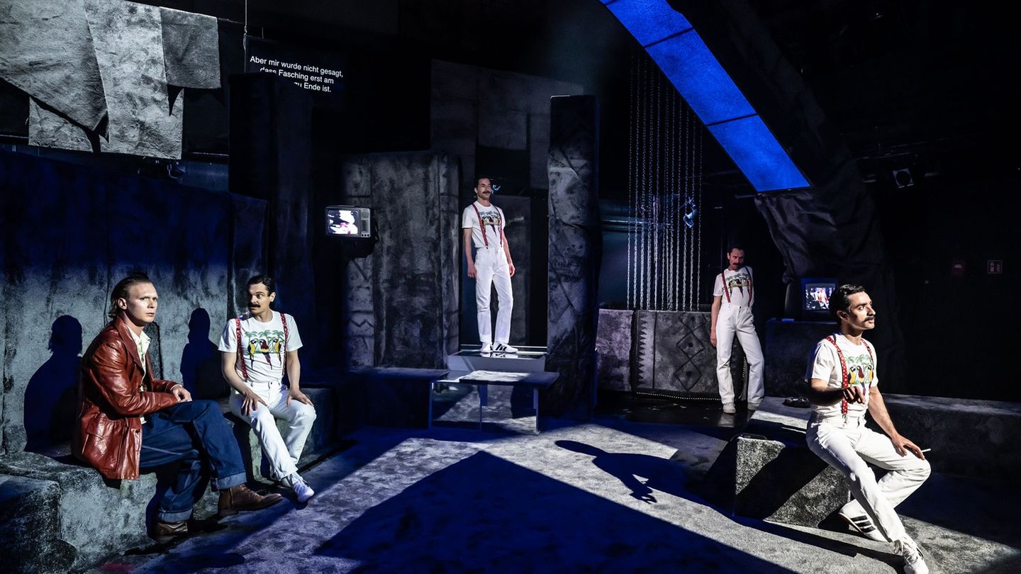 Residenztheater: "Männer in Ochsenhäuten": "Mercury" uraufgeführt