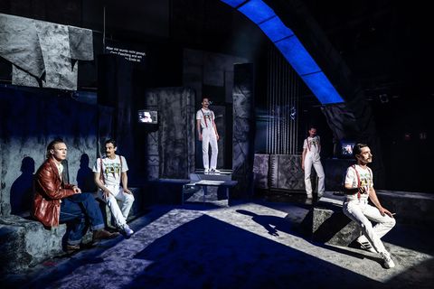 Vier Schauspieler spielen die Queen-Legende. Foto: SANDRA THEN/Residenztheater/dpa