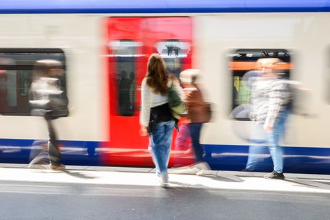 Das Deutschlandticket gibt es seit dem 1. Mai 2023. (Arcjhivbild) Foto: Julian Stratenschulte/dpa
