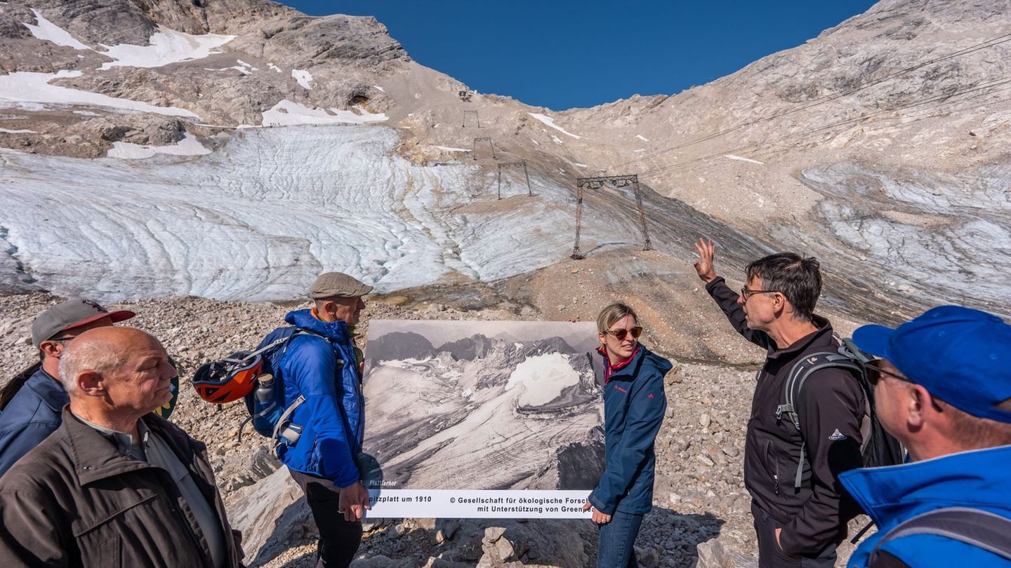 Der Geograph Hagg - hier an der Zugspitze vor dem schmelzenden Gletscher - sieht einen Ausstieg aus dem Klimaziel 2040 kritisch.