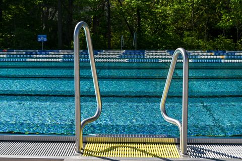 Wasserratten können nun wieder in die Becken des "Prinzenbads" in Kreuzberg springen. Foto: Jens Kalaene/dpa
