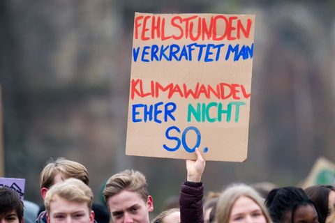 2019 gingen regelmäßig tausende Schülerinnen und Schüler für Fridays For Future auf die Straße. (Archivbild) Foto: Klaus-Dietmar