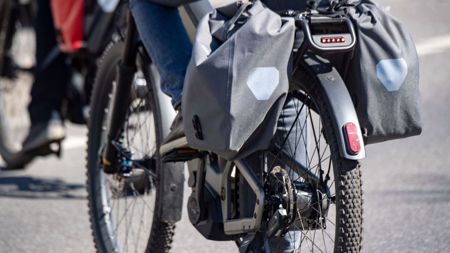 Tödlicher Unfall: Auto und E-Bike stoßen zusammen: Radfahrer stirbt