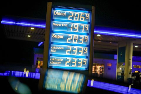 Vor allem E10 kostete am Morgen bei vielen Tankstellen weniger als 2 Euro. Foto: Christoph Reichwein/dpa