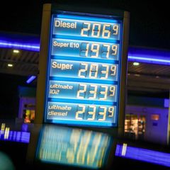 Vor allem E10 kostete am Morgen bei vielen Tankstellen weniger als 2 Euro. Foto: Christoph Reichwein/dpa