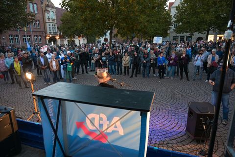 Die Rechtspopulisten sind seit Jahren an vielen Orten regelmäßig vertreten - nicht nur mit Infoständen, sondern auch bei Demonst