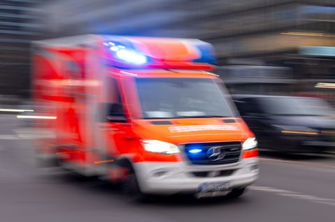 Die Zwölfjährige wurde mit schweren Verletzungen in ein Krankenhaus gebracht. (Symbolbild) Foto: Monika Skolimowska/dpa