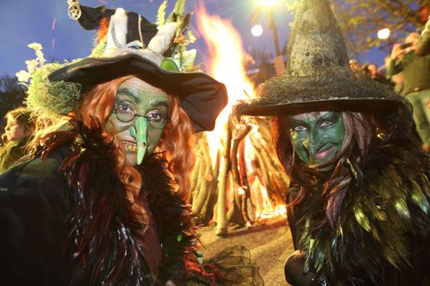 Zu Walpurgis kostümieren sich viele Menschen. Foto: Matthias Bein/dpa