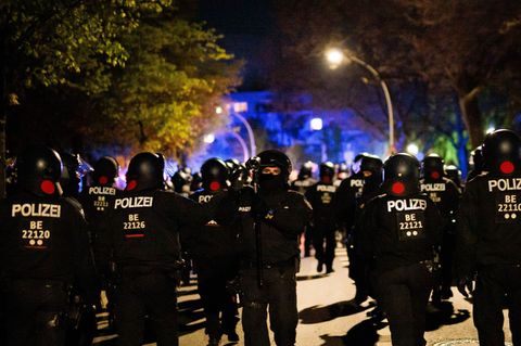 Polizeibeamten sichern Demonstrationen in der Hauptstadt. Foto: Carsten Koall/dpa