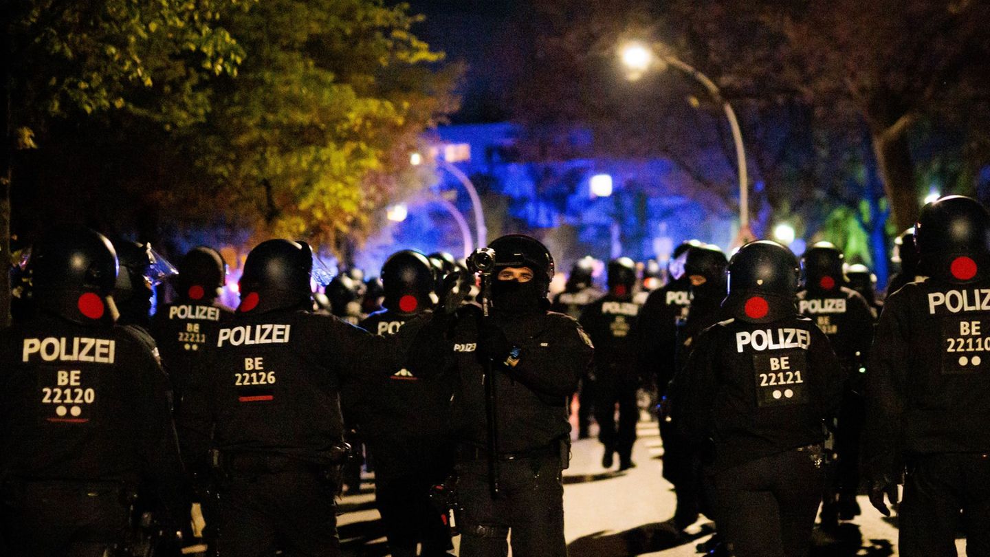 Polizeibeamten sichern Demonstrationen in der Hauptstadt. Foto: Carsten Koall/dpa