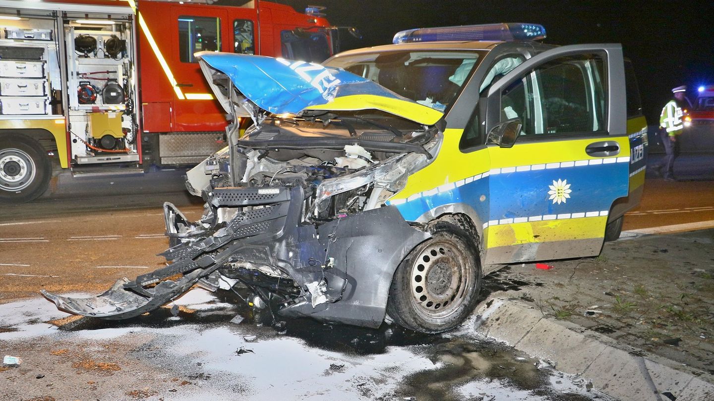 Die beiden Autos stießen auf einer Kreuzung zusammen. Foto: Andreas Rometsch/KS-Images.de/dpa