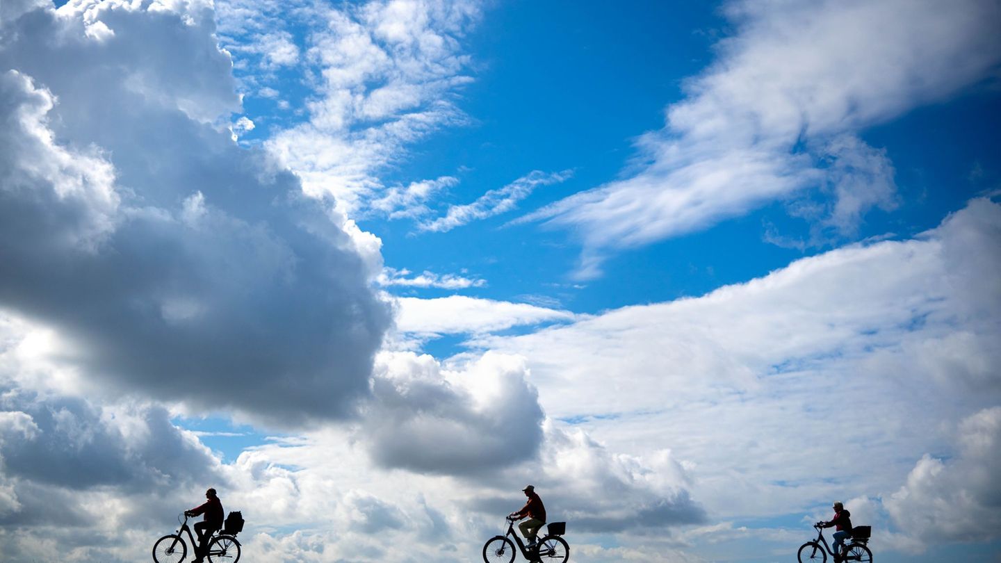 Das Wetter in Niedersachsen zeigt sich am Wochenende von verschiedenen Seiten. (Archivbild) Foto: Sina Schuldt/dpa