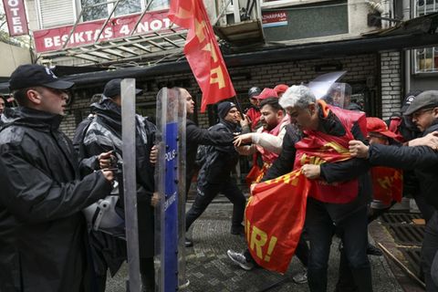 Auseinandersetzung zwischen Polizei und Demonstranten in Istanbul