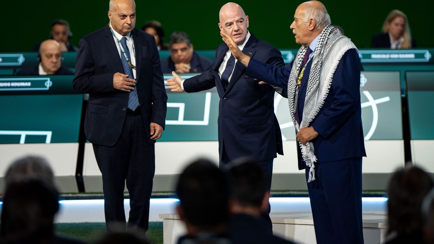 Fußball: Zwischen Nahostkonflikt und Trump: Infantino will bleiben