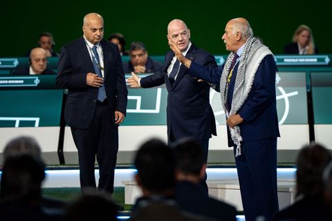 Gianni Infantino (M) kann Dschibril Radschub, Präsident des Palästinensischen Verbandes, und den israelischen Vizechef Bassim Sc