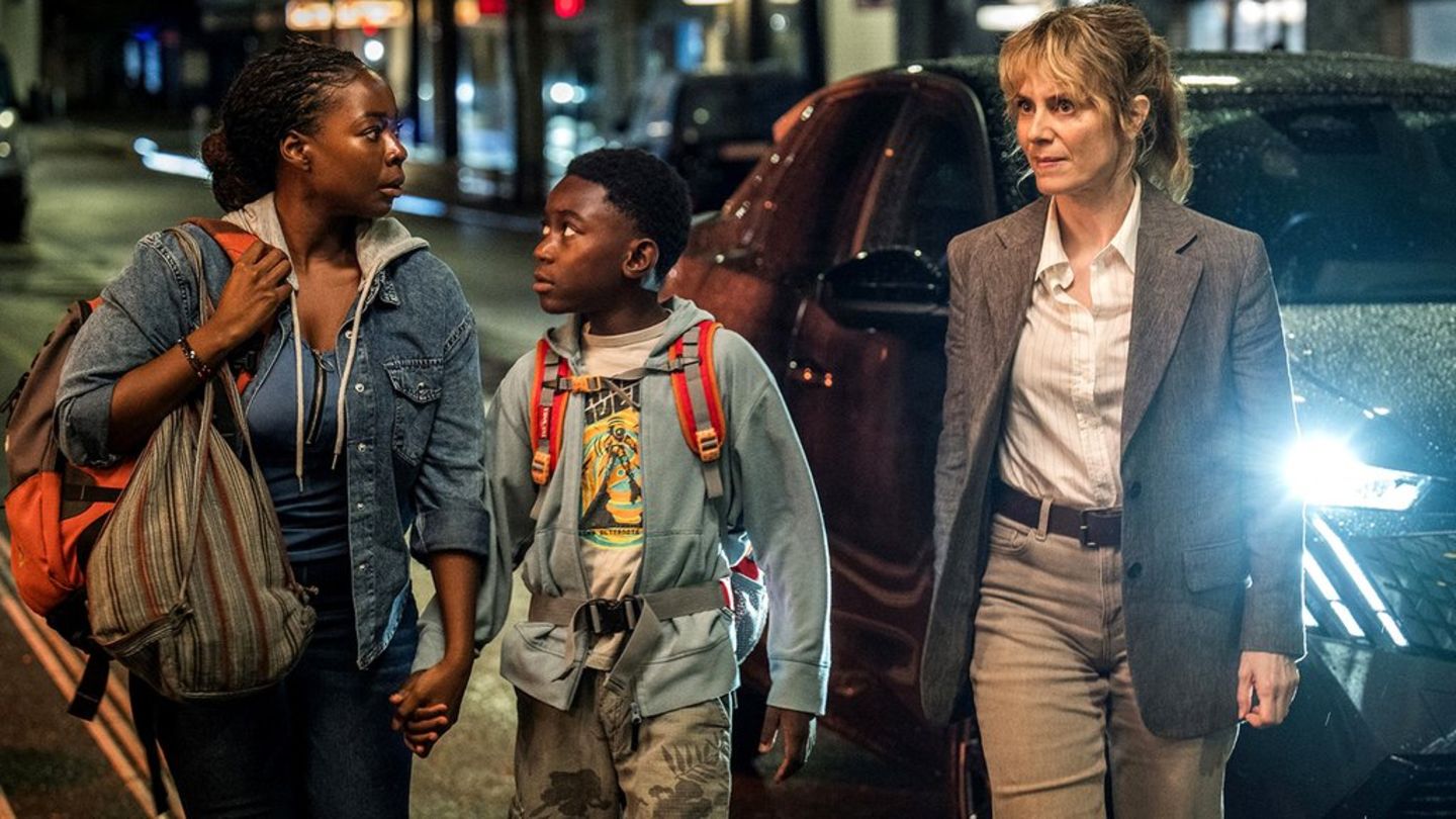 "Tatort: Könige der Nacht": Moya (Nambitha Ben-Mazwi, l.) und Yaro (André Nkot Olinga, M.) werden von Kommissarin Isabelle Gra
