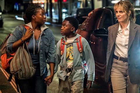 "Tatort: Könige der Nacht": Moya (Nambitha Ben-Mazwi, l.) und Yaro (André Nkot Olinga, M.) werden von Kommissarin Isabelle Gra