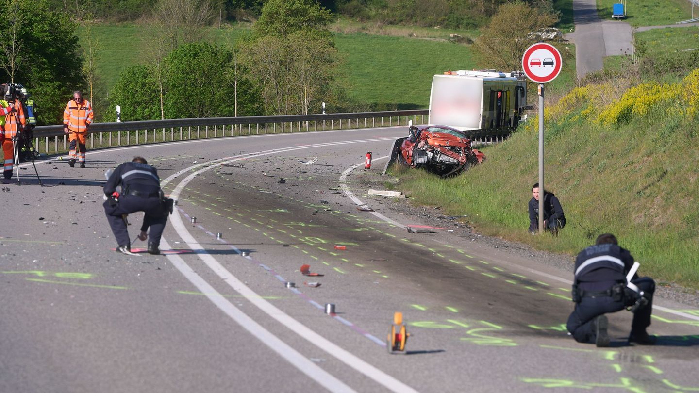 Die Unfallverursacherin hatte laut Polizei unmittelbar vor dem Crash versucht, ein Fahrzeug in einer Kurve zu überholen. (Archiv