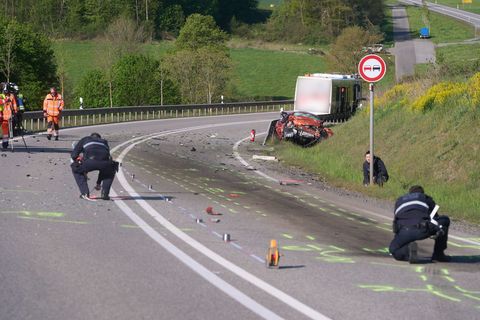 Die Unfallverursacherin hatte laut Polizei unmittelbar vor dem Crash versucht, ein Fahrzeug in einer Kurve zu überholen. (Archiv