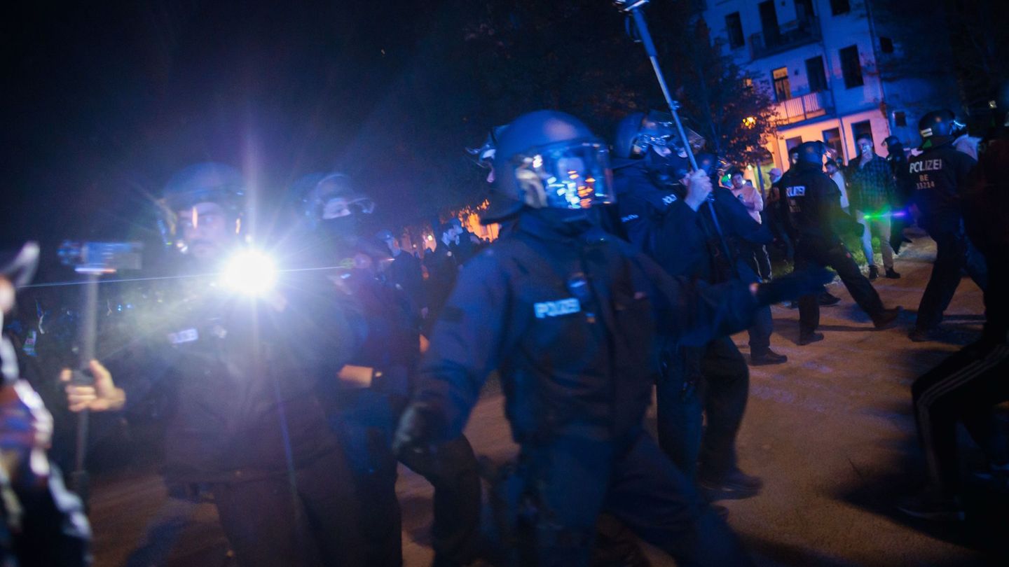 Die Polizei ist seit der Walpurgisnacht wegen Demonstrationen im Einsatz. Bleibt die große 1. Mai-Demonstration in Kreuzberg und