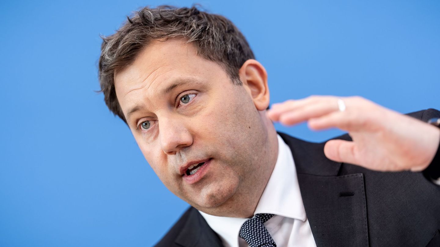 "Wir brauchen nun wirklich keine Tipps von Donald Trump", sagt SPD-Chef Lars Klingbeil. (Archivbild) Foto: Michael Kappeler/dpa