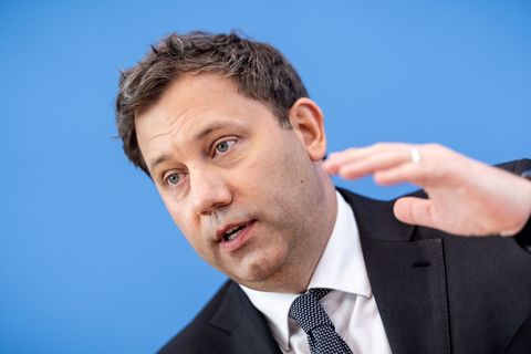 "Wir brauchen nun wirklich keine Tipps von Donald Trump", sagt SPD-Chef Lars Klingbeil. (Archivbild) Foto: Michael Kappeler/dpa