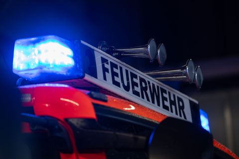 Die Feuerwehr löschte auf dem Gelände eines Holzbodenwerks mehrere Stunden lang. (Symbolbild) Foto: Marijan Murat/dpa