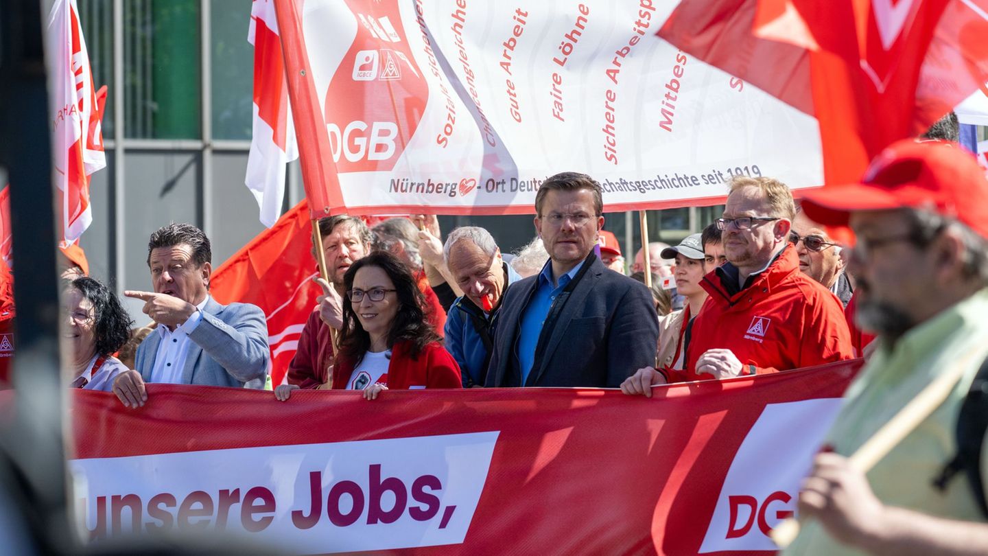 Die DGB-Bundesvorsitzende Yasmin Fahimi (Mitte) bei der zentralen Maikundgebung der Gewerkschaften in Nürnberg. Foto: Pia Bayer/